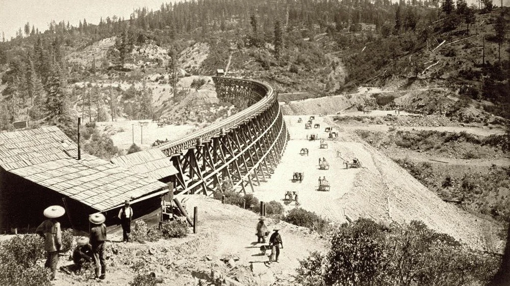 Ouvriers chinois remplissant le tablier de Secret Town, 1877