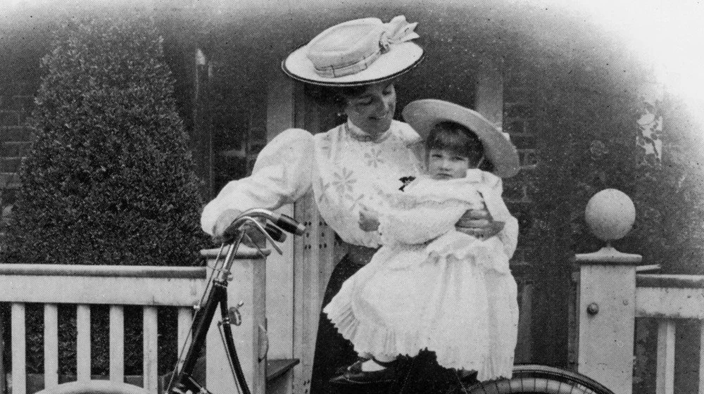 Femme victorienne avec un tout-petit