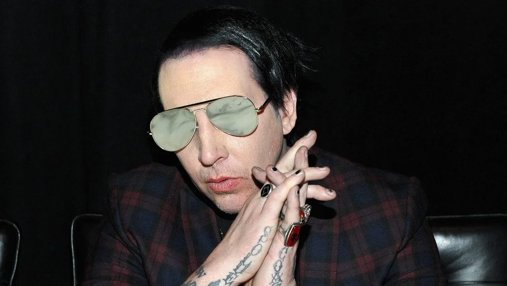 Marilyn Manson portant des lunettes de soleil