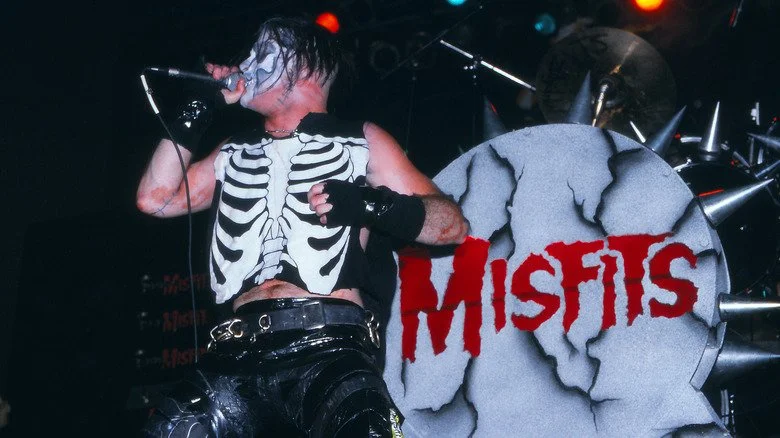 Michale Graves chantant sur scène avec les Misfits en 1996