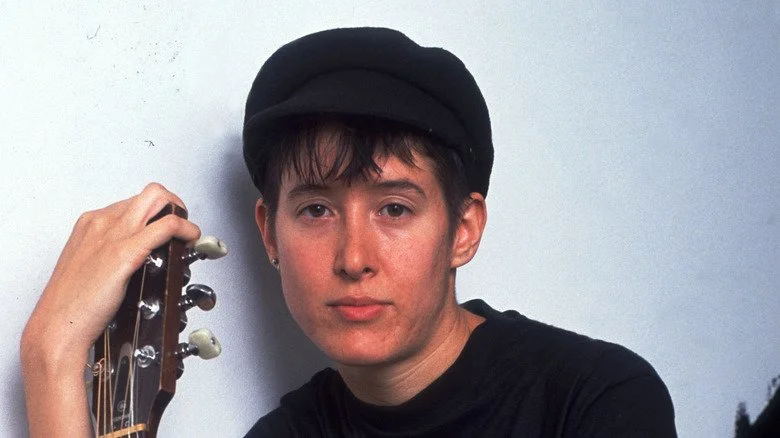 Michelle Shocked posant avec une guitare