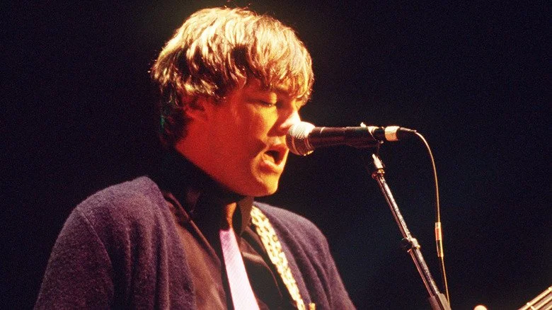 Mikey Welsh chantant et jouant de la basse sur scène