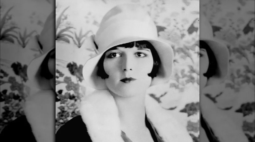 L'actrice américaine Louise Brooks avec un chapeau