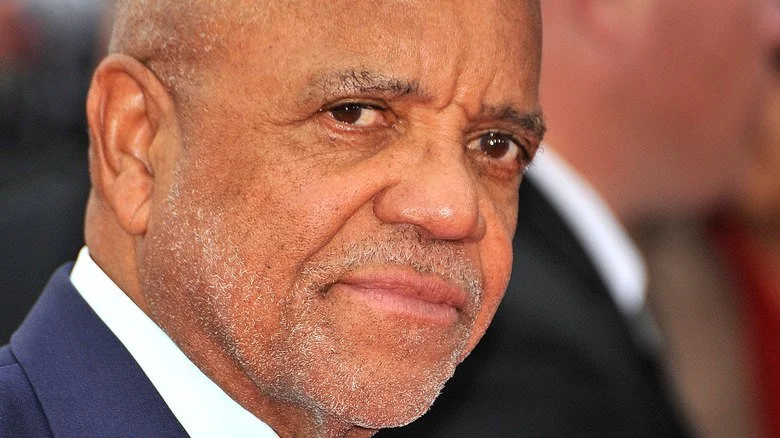 Gros plan de Berry Gordy, l'air perplexe
