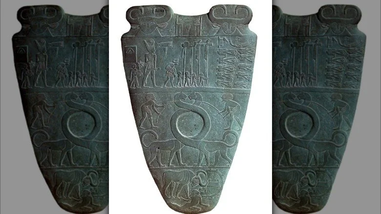 Autre face de la Palette de Narmer avec des corps décapités