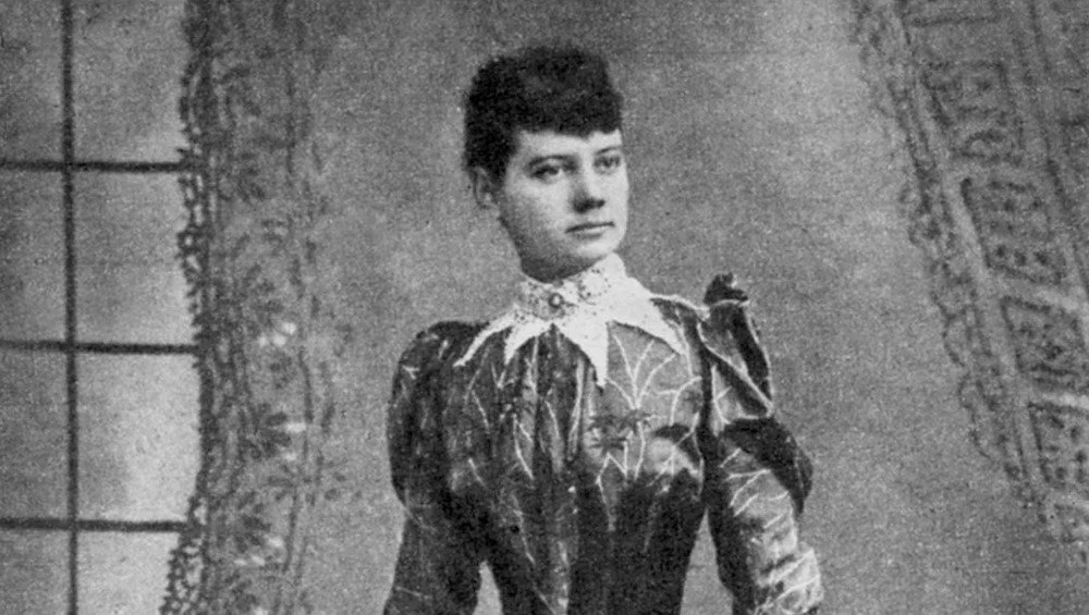 Portrait de Nellie Bly portant une robe à manches bouffantes