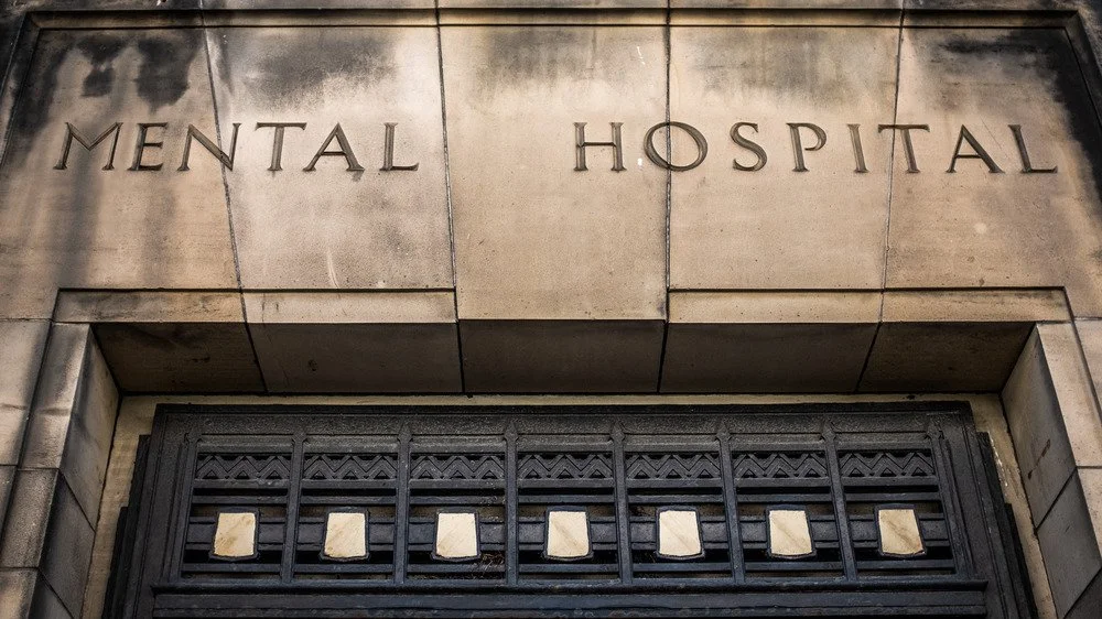 Gravure sur la porte d'un asile psychiatrique victorien