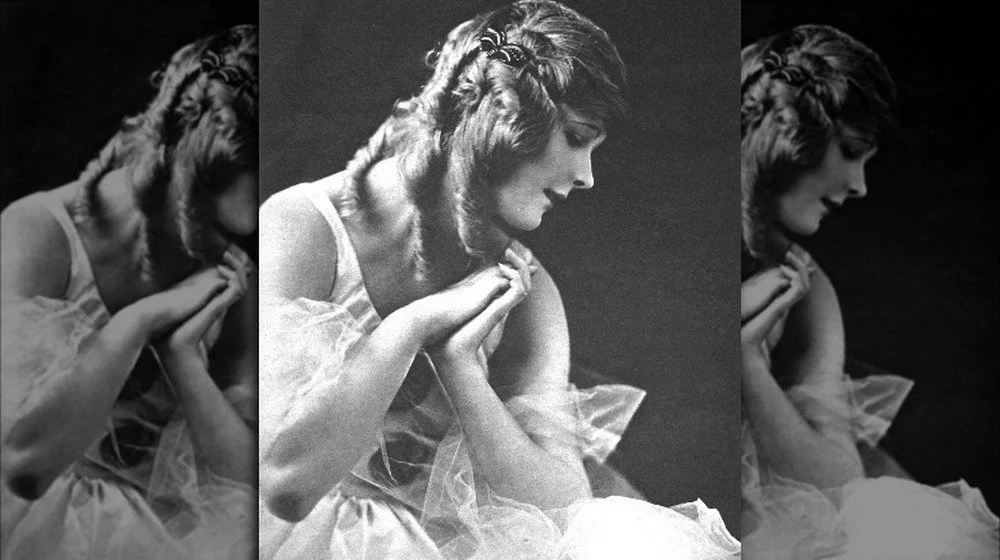 Marilyn Miller regardant vers le bas