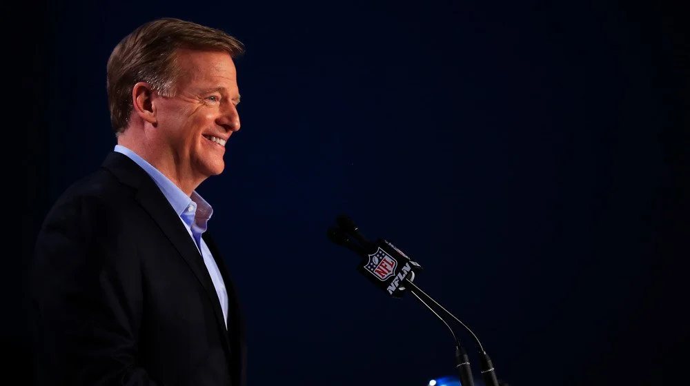 Roger Goodell s’exprimant au pupitre