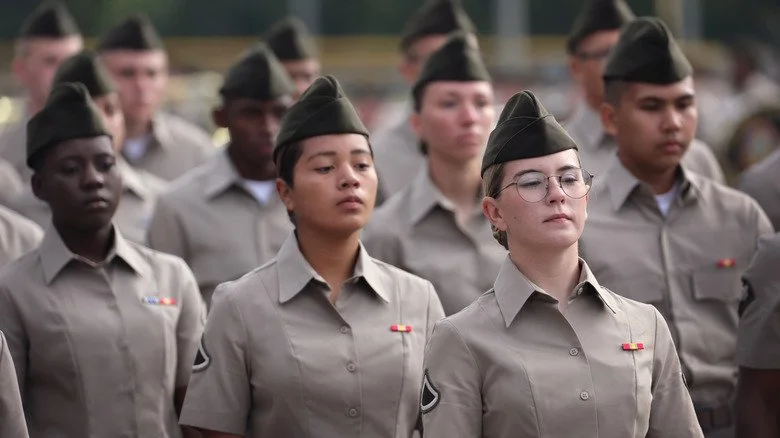 Cadets debout regardant devant eux