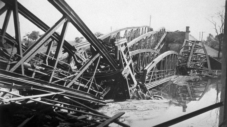 Un pont ferroviaire détruit par des ingénieurs français lors d'une retraite