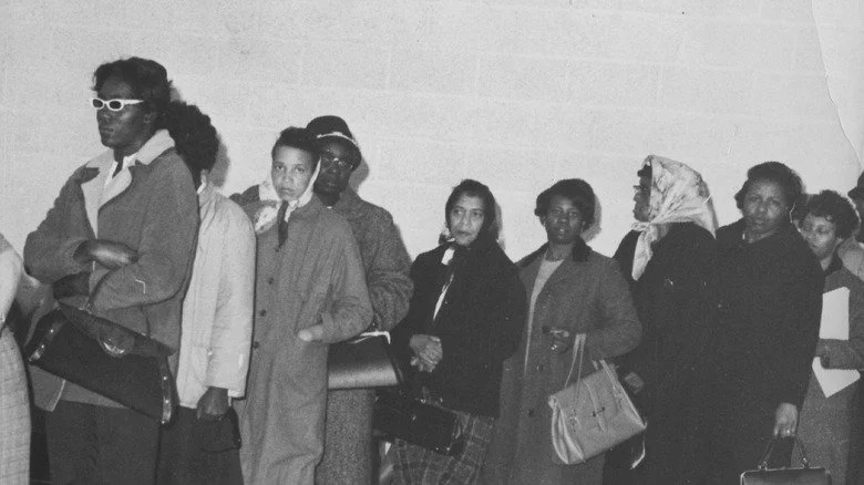 File de femmes noires attendant pour voter en 1964