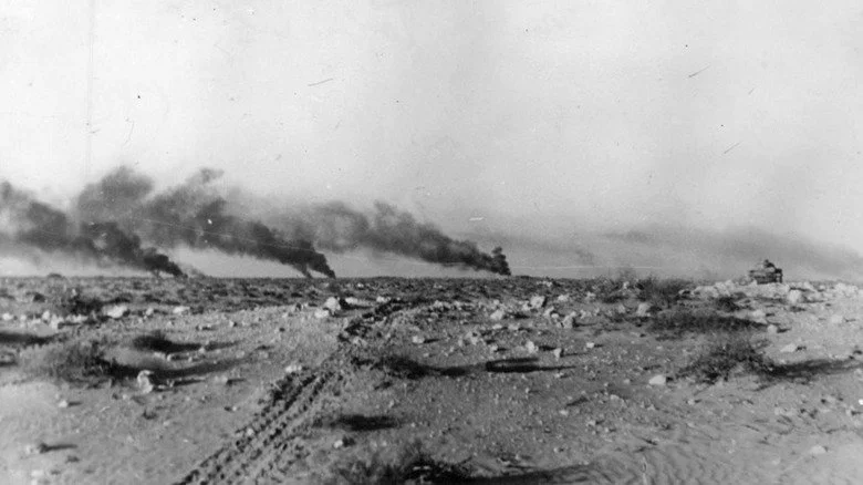 Fumée s'élèvant d'un champ de bataille dans le désert nord-africain