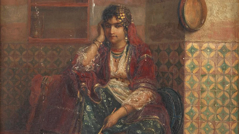 Une femme assise dans un coin du harem