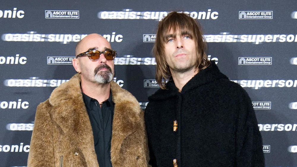 Paul Arthurs et Liam Gallagher posant