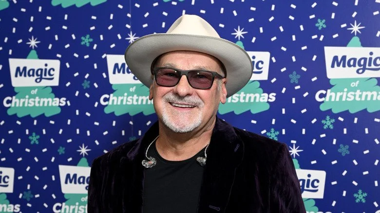 Paul Carrack portant un chapeau blanc sur le tapis rouge lors d'un événement de Noël