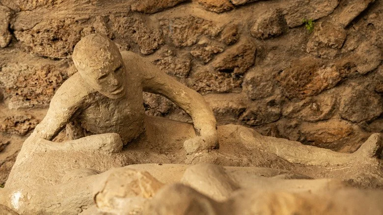 moulage en plâtre d'une victime de Pompéi