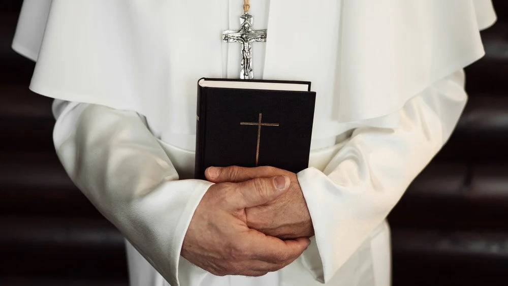 Pape tenant une Bible