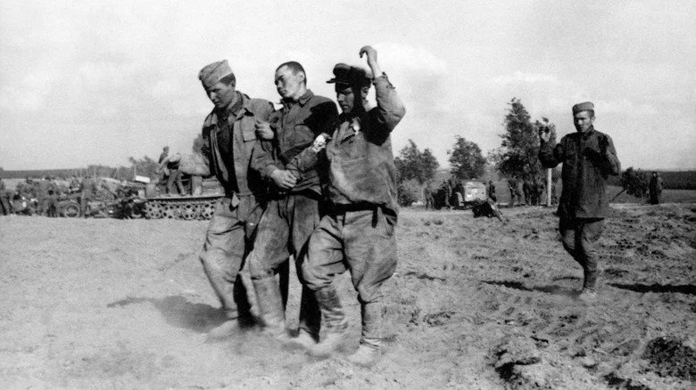 Des prisonniers de guerre soviétiques escortés par des soldats allemands