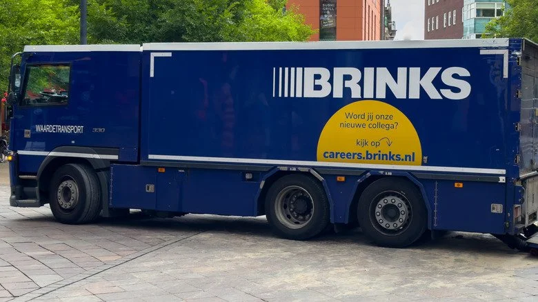 Camion blindé Brink's bleu déversant de l'argent à Providence