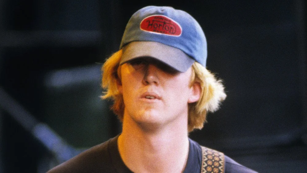 Josh Homme portant une casquette de baseball
