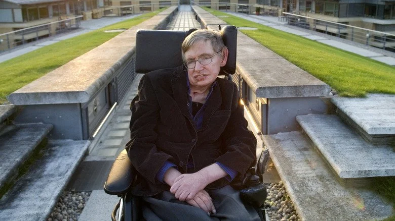 Stephen Hawking dans la cour de Cambridge