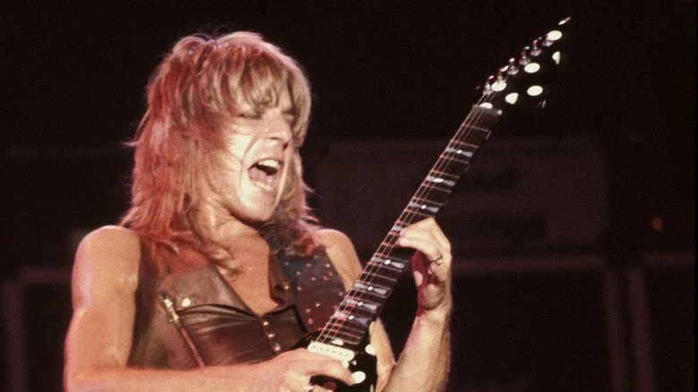 Randy Rhoads jouant de la guitare avec la bouche ouverte