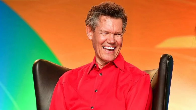 Randy Travis riant lors d'une interview