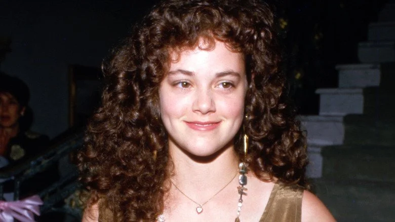 Rebecca Schaeffer souriante et regardant sur le côté