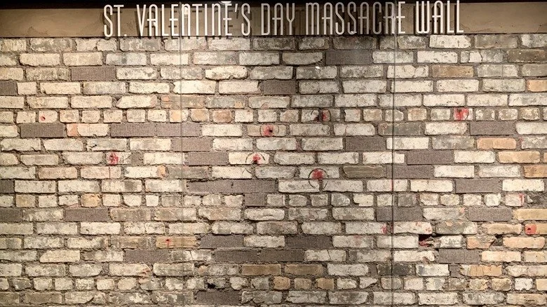 Mur avec impacts de balles du massacre de la Saint-Valentin, peinture rouge