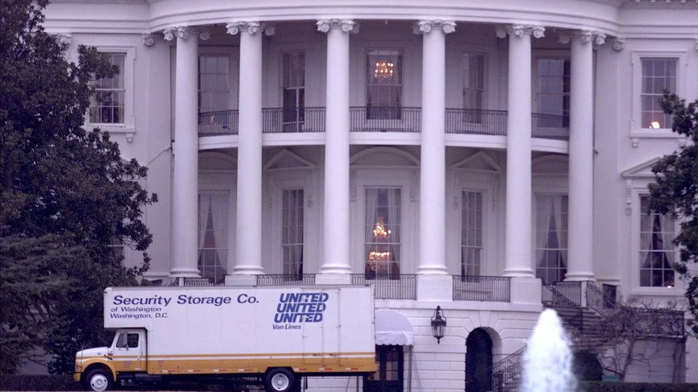 Un camion de déménagement stationné devant le Portique Sud de la Maison Blanche