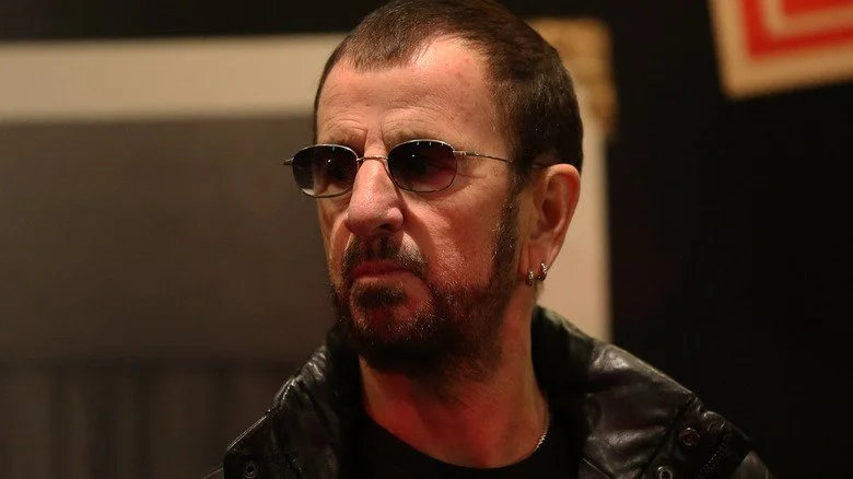 Ringo Starr portant une veste en cuir et des lunettes de soleil