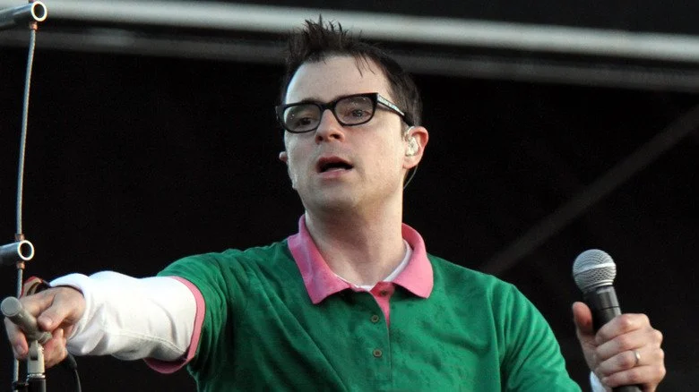 Rivers Cuomo en concert, transpirant et bouche ouverte