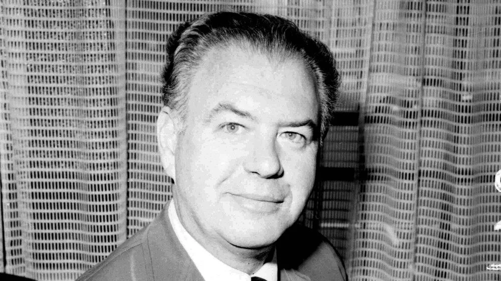 Le compositeur Nelson Riddle souriant