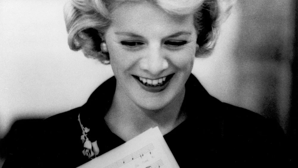 Rosemary Clooney avec une partition musicale