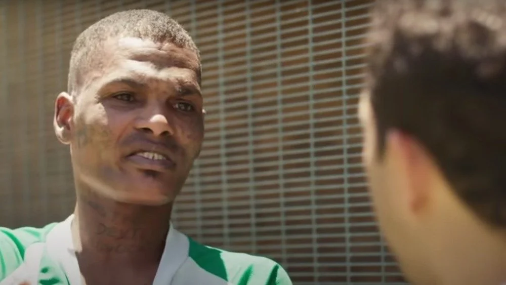 Interaction entre un détenu et Raphael Rowe