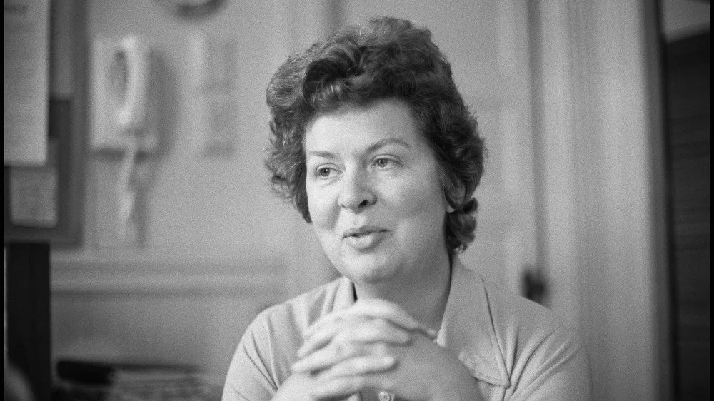 Sara Jane Moore souriante, les mains jointes