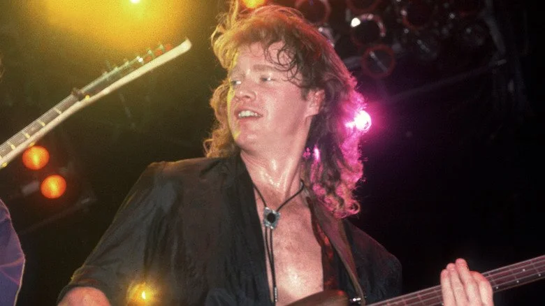 Scott Smith de Loverboy jouant de la basse sur scène