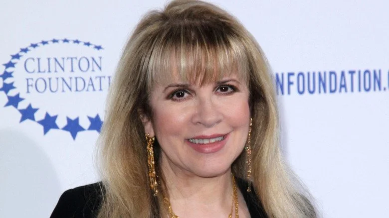 Stevie Nicks souriant face à la caméra dans les années 2010