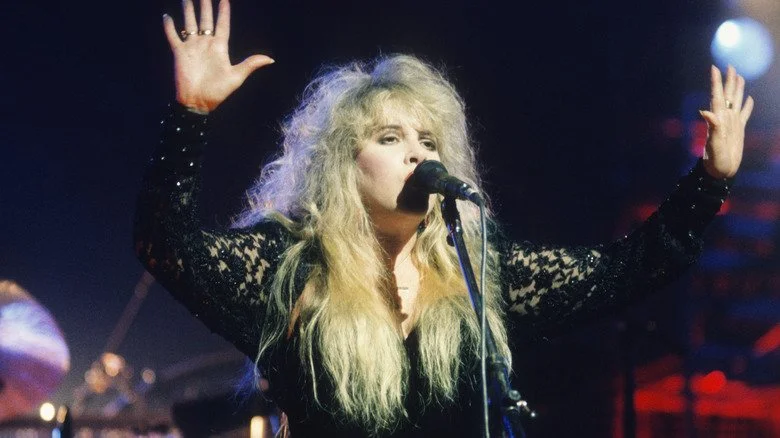 Stevie Nicks bras levés lors d'une performance en 1990