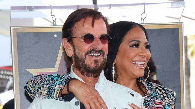 Sheila E. embrassant Ringo Starr