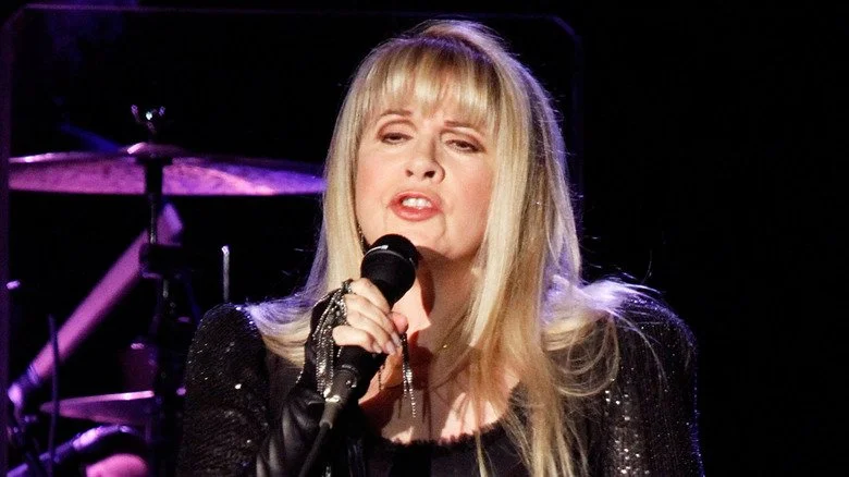 Stevie Nicks sur scène avec un châle