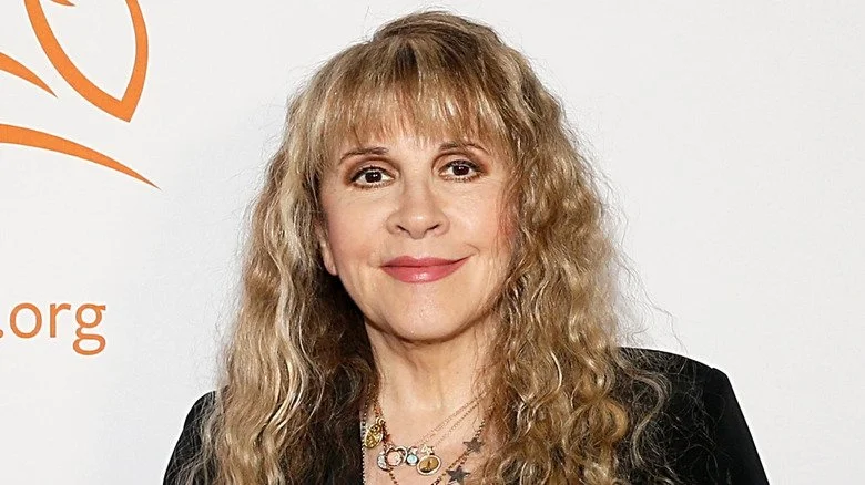 Stevie Nicks sourire, bouche fermée