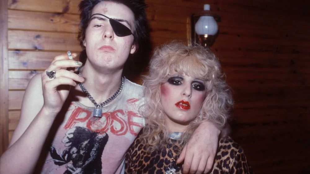 Sid Vicious et Nancy Spungen avec une expression sérieuse
