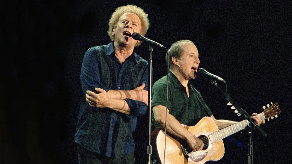 Les musiciens Art Garfunkel et Paul Simon en concert