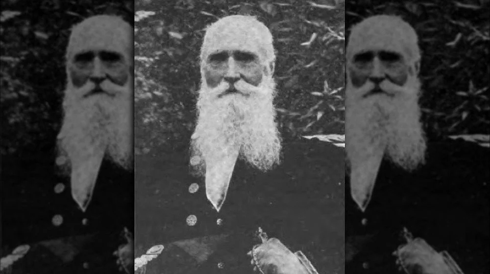 Portrait de James Murray avec une longue barbe blanche