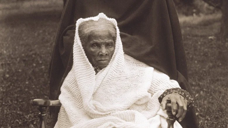 Photographie d'Harriet Tubman assise en 1911, enveloppée d'un châle blanc