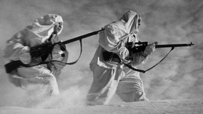 Snipers soviétiques en uniformes blancs lors d'une tempête de neige