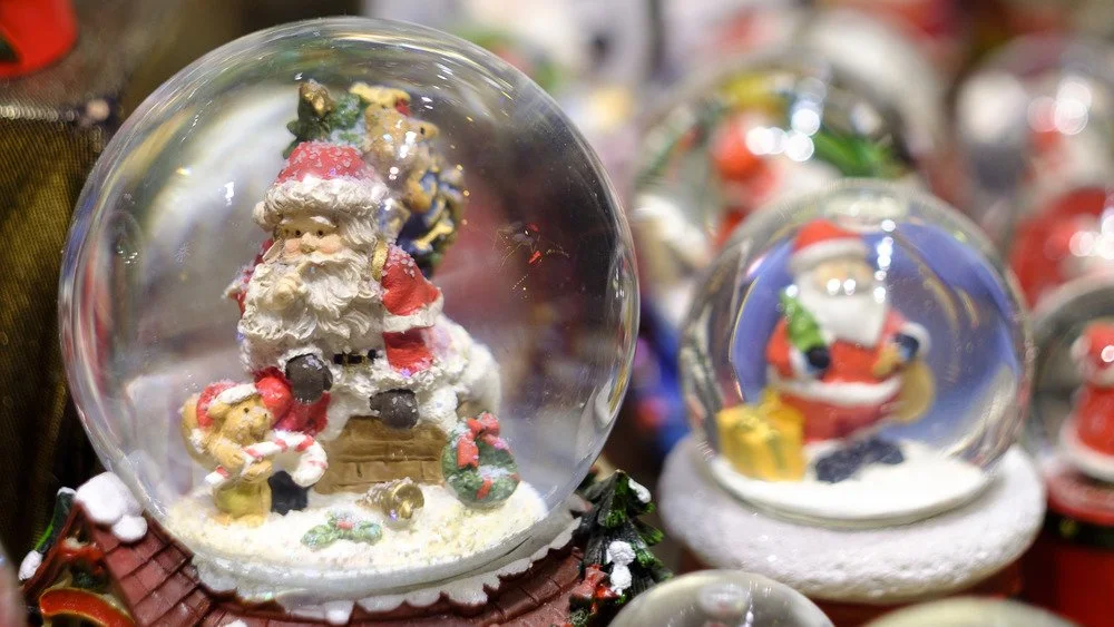 Deux boules à neige représentant des figurines du Père Noël