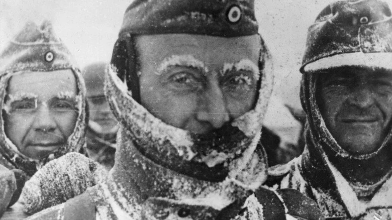 Visages de soldats allemands couverts de neige et de glace